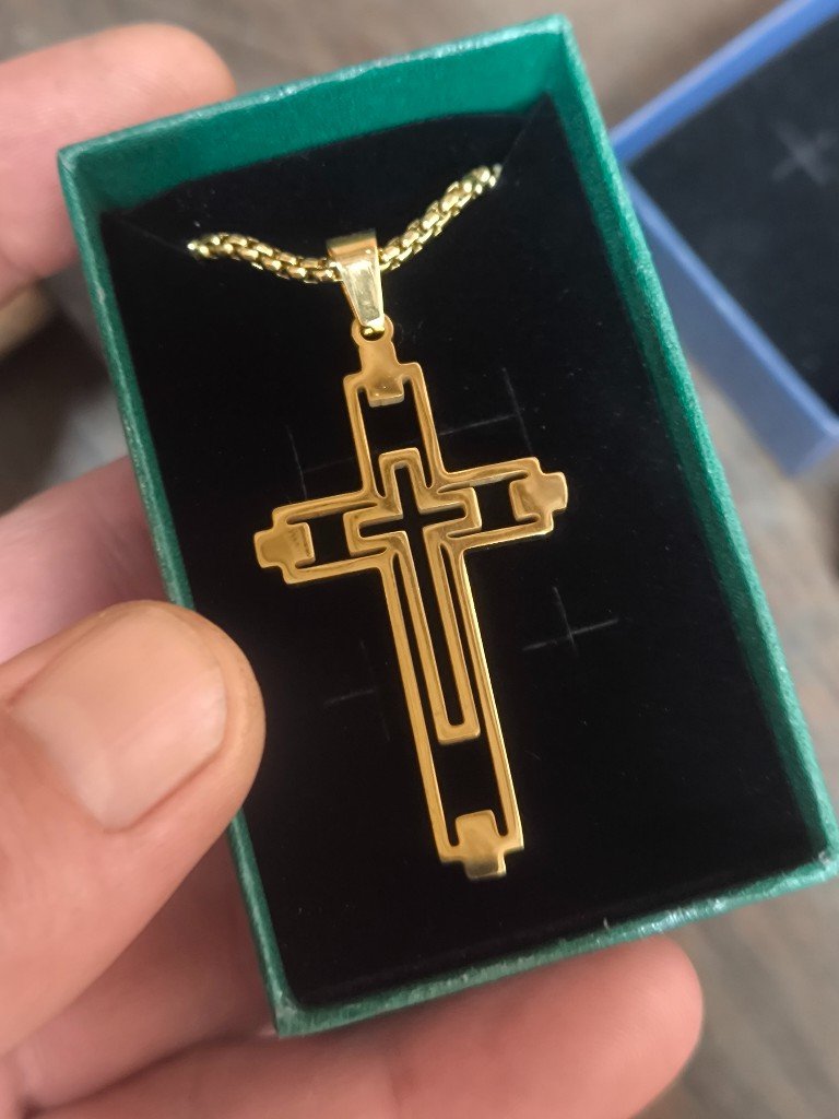 Pendentif Grande Croix ajourée en acier inoxydable doré