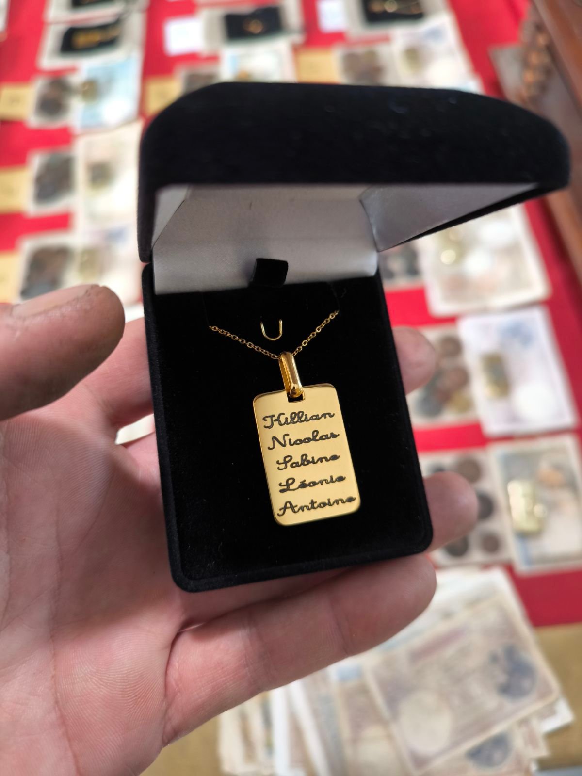 Le pendentif plaque avec texte , cœur , trèfle à personnaliser