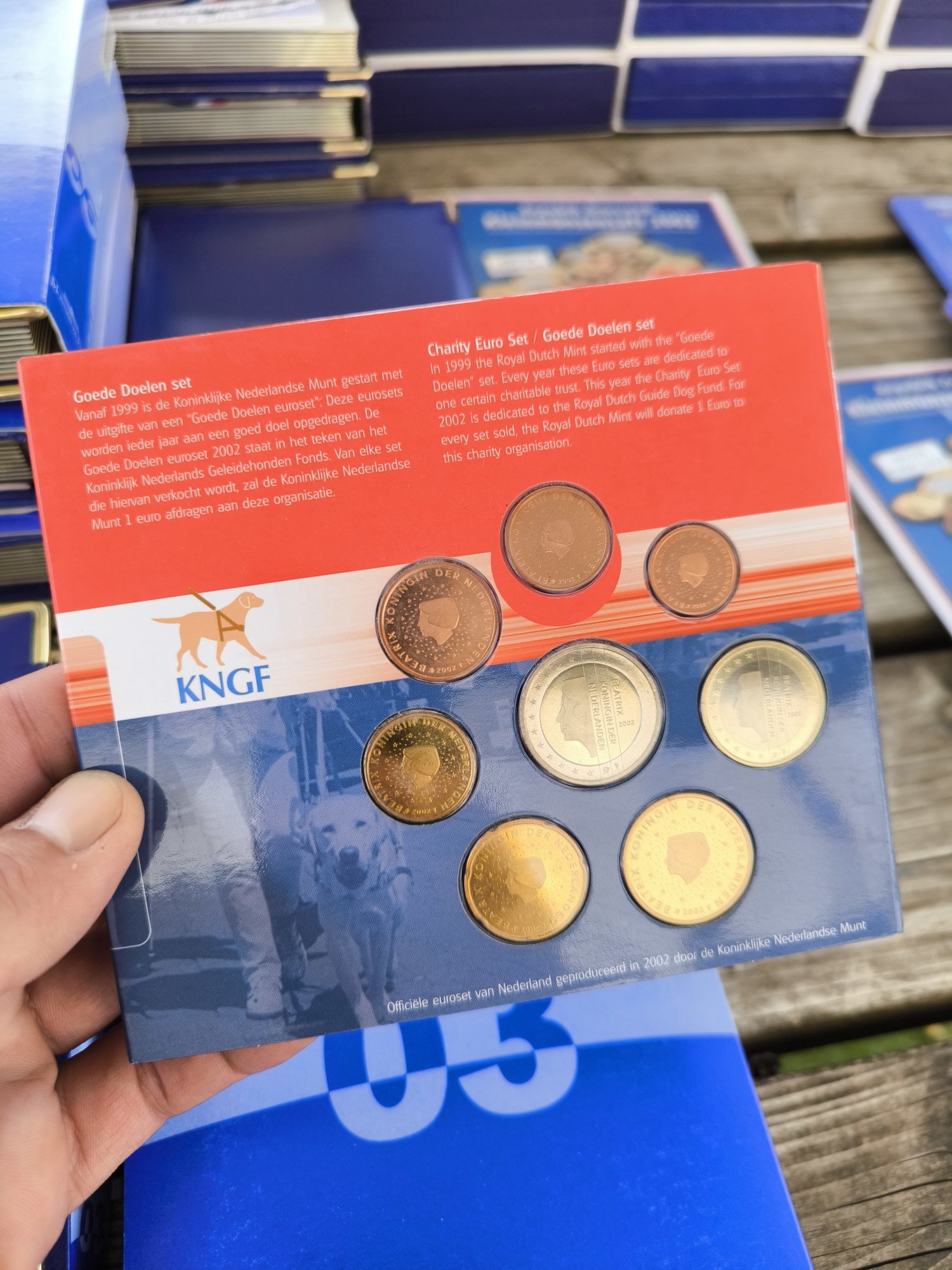Coffret Pays-Bas 2002 — Édition Caritative « Goede Doelen », Fonds Royal Néerlandais des Chiens Guides (KNGF) - Image 2